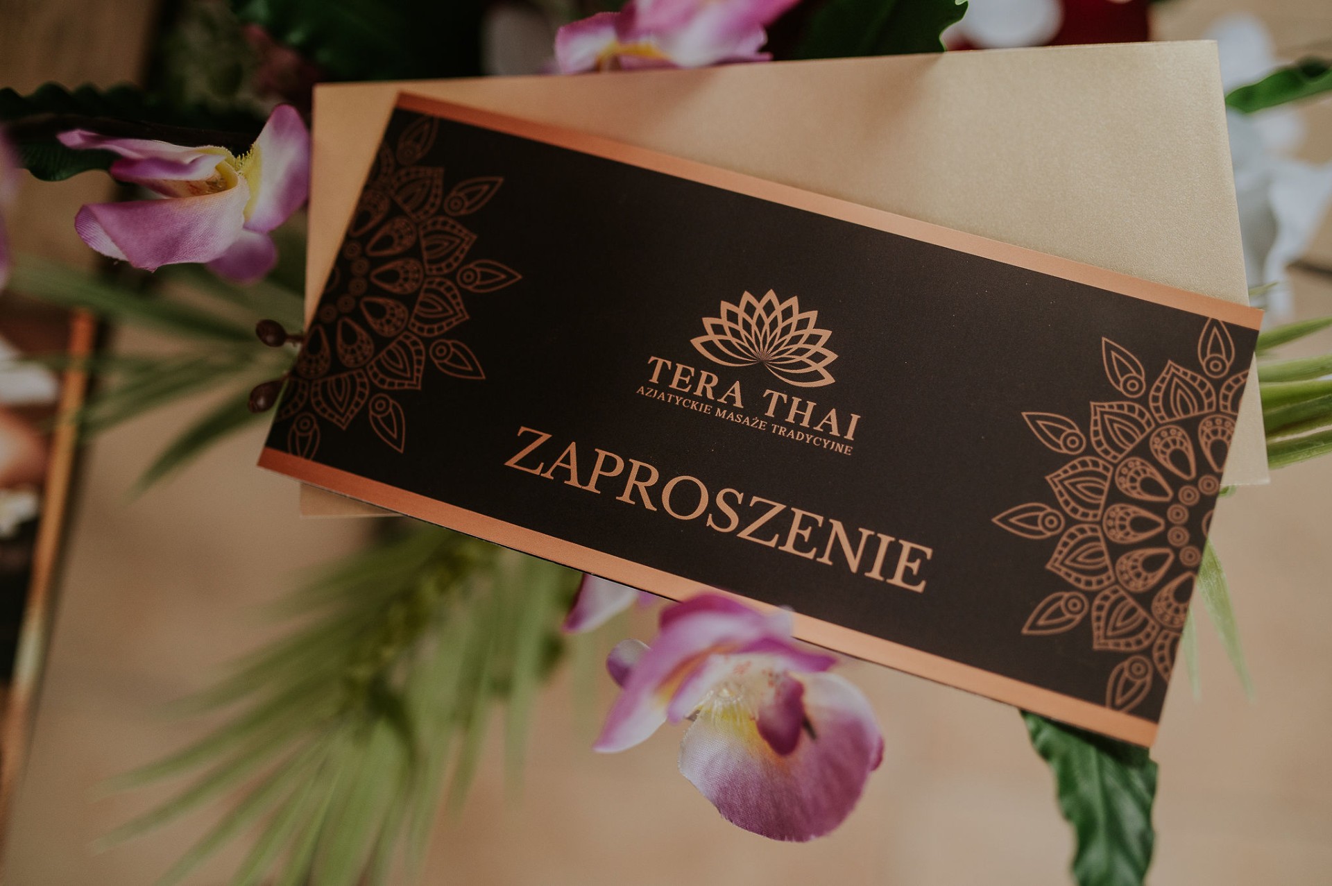 Voucher Tera Thai w eleganckiej kopercie ze wstążką