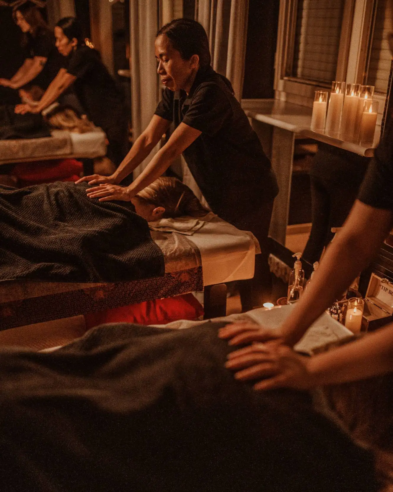 Paarmassage in einem Raum bei Tera Thai — ein Geschenk zum Jahrestag oder Hochzeitstag